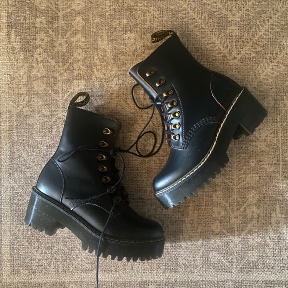 NWOB DOC MARTENS Leona Women’s Vintage Smooth Leather Heeled Boots Size US 5 - Picture 1 of 8